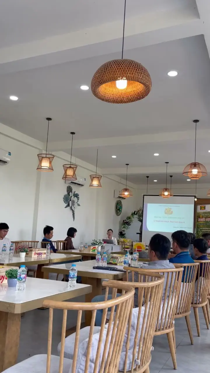 Học viên lớp nuôi ong dú trong buổi sáng lý thuyết