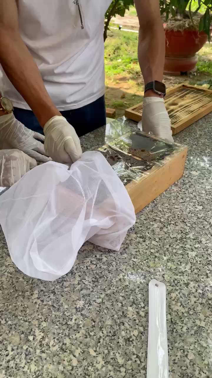 Chuẩn bị dụng cụ lọc mật ong dú