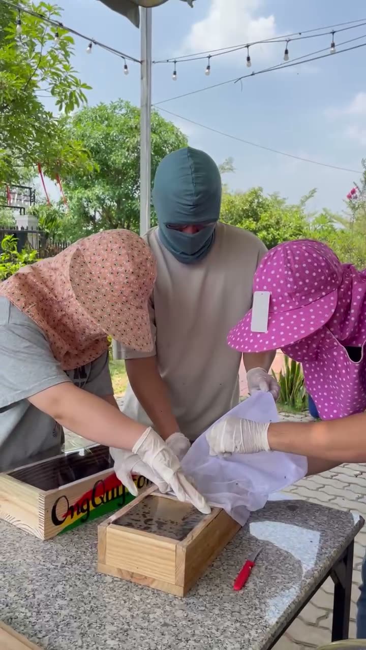 Lớp thực hành thu mật ngoài hiên trại