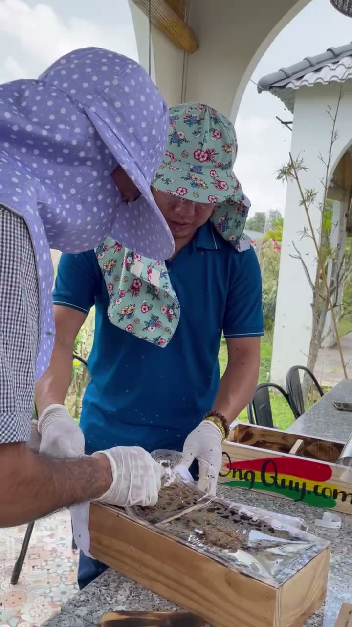 Học viên thực hành kiểm tra đàn