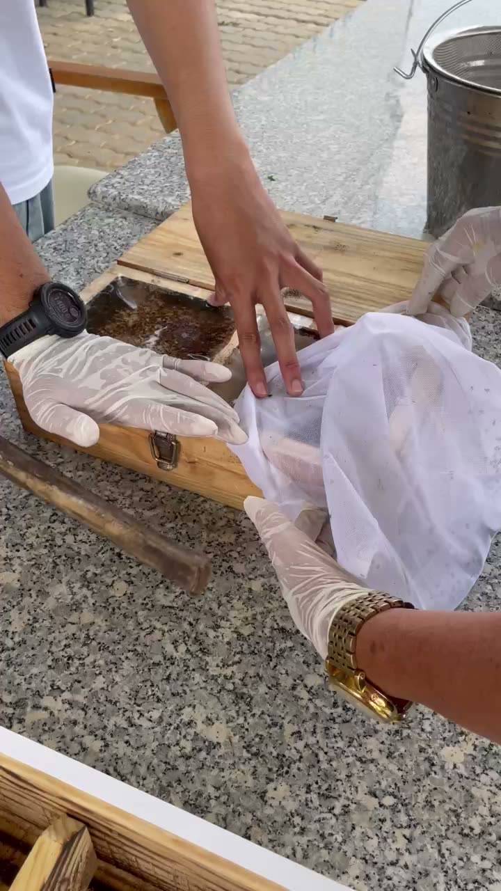 Lọc mật ong dú qua túi vải