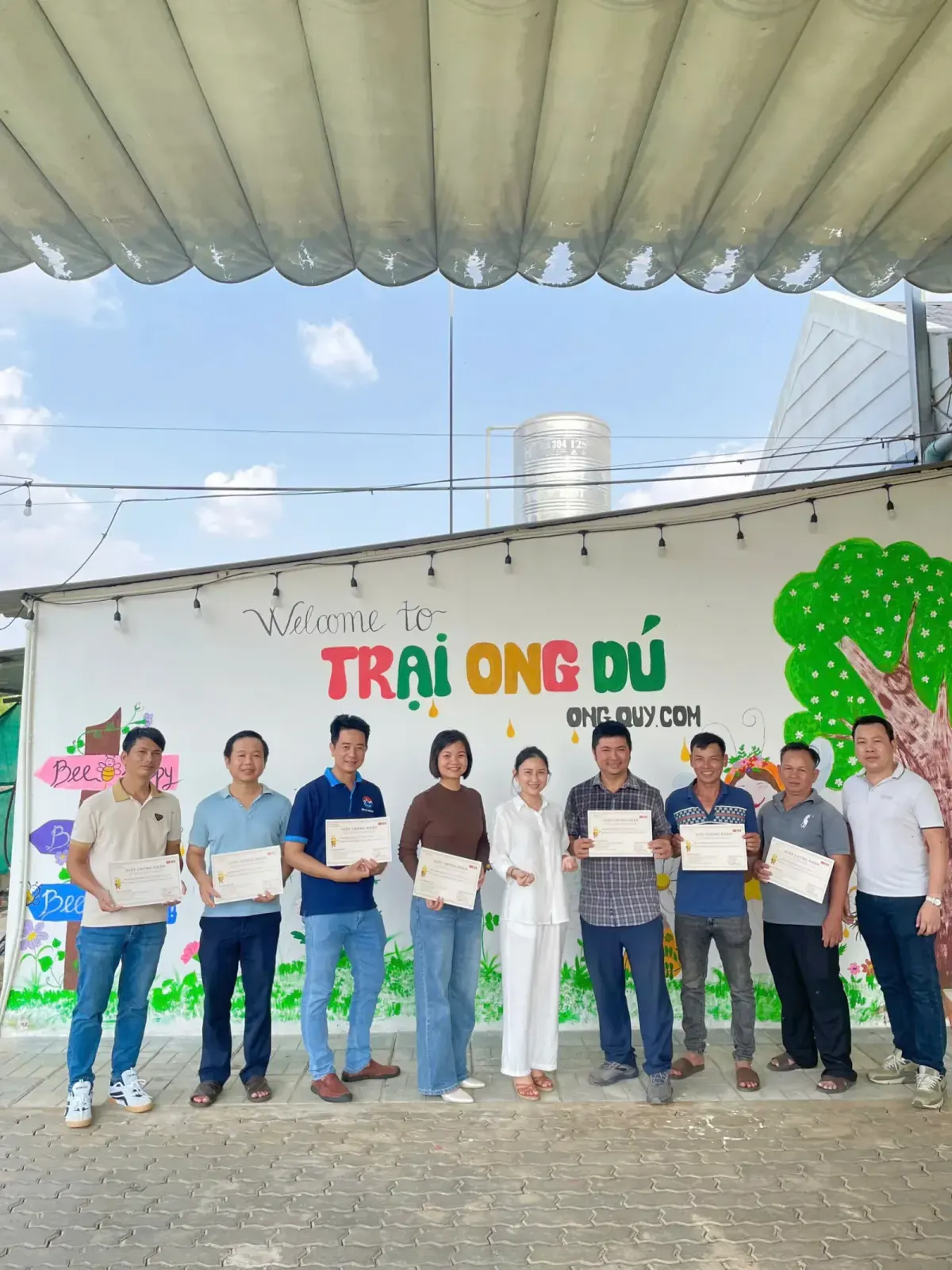 Có những đàn ong dú nhìn rất đẹp… nhưng lại là đàn dễ mất nhất